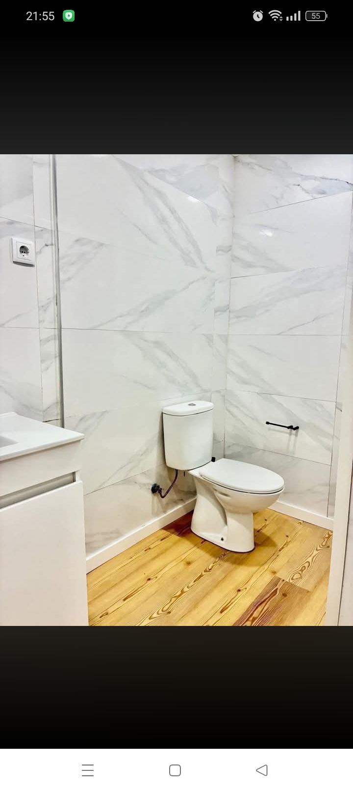 Remodelação casa de banho com azulejos bege e mármore